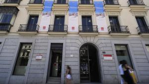 Fachadas institucionales de la Comunidad de Madrid decoradas con motiva de la visita del Papa León XIV a Madrid