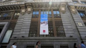 Fachadas institucionales de la Comunidad de Madrid decoradas con motiva de la visita del Papa León XIV a Madrid