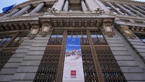 Fachadas institucionales de la Comunidad de Madrid decoradas con motiva de la visita del Papa León XIV a Madrid