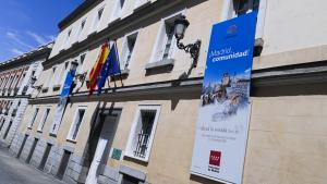 Fachadas institucionales de la Comunidad de Madrid decoradas con motiva de la visita del Papa León XIV a Madrid