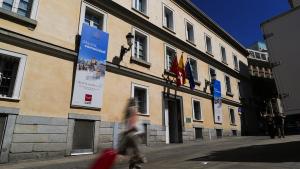 Fachadas institucionales de la Comunidad de Madrid decoradas con motiva de la visita del Papa León XIV a Madrid