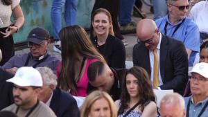 La consejera de Familia, Juventud y Asuntos Sociales de la Comunidad de Madrid, Ana Dávila, acompaña al Papa León XIV en su visita al Centro de Información y Acogida CEDIA 24 horas, gestionado por Cáritas