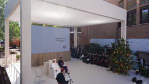 La consejera de Familia, Juventud y Asuntos Sociales de la Comunidad de Madrid, Ana Dávila, acompaña al Papa León XIV en su visita al Centro de Información y Acogida CEDIA 24 horas, gestionado por Cáritas