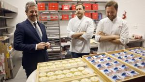 La Comunidad de Madrid presenta Cor Unum, una creación pastelera dedicada al Papa León XIV que el visitante podrá degustar gratuitamente El consejero De Paco Serrano junto con el presidente de la Asociación de pasteleros y panaderos artesanos de la Comunidad de Madrid