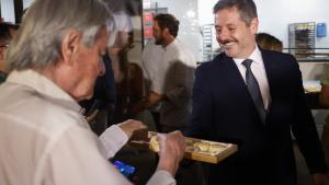 El consejero De Paco Serrano junto con el presidente de la Asociación de pasteleros y panaderos artesanos de la Comunidad de Madrid