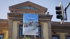 Fachadas institucionales de la Comunidad de Madrid decoradas con motiva de la visita del Papa León XIV a Madrid