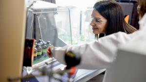 La consejera Mercedes Zarzalejo en el Instituto Madrileño de Estudios Avanzados IMDEA Energía