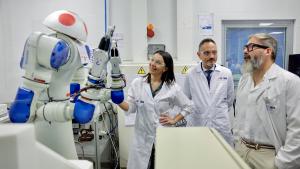 La Comunidad de Madrid despliega laboratorios que integran IA, robótica y automatización para transformar la ciencia y la industria La consejera Mercedes Zarzalejo en el Instituto Madrileño de Estudios Avanzados IMDEA Energía