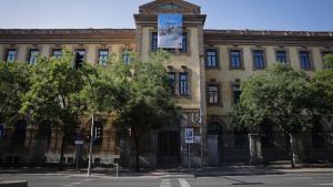 Fachadas institucionales de la Comunidad de Madrid decoradas con motiva de la visita del Papa León XIV a Madrid