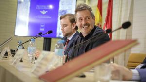 El consejero Mariano de Paco Serrano en la Biblioteca Regional.