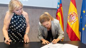 La consejera Dávila firmando la adhesión de la Agencia Madrileña para el Apoyo a las Personas Adultas con Discapacidad