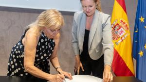 La consejera Dávila firmando la adhesión de la Agencia Madrileña para el Apoyo a las Personas Adultas con Discapacidad
