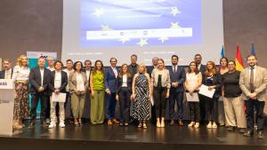 La consejera Dávila firmando la adhesión de la Agencia Madrileña para el Apoyo a las Personas Adultas con Discapacidad