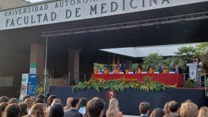La consejera Matute en la graduación de 180 alumnos de Medicina formados en la LIII promoción de la Universidad Autónoma de Madrid