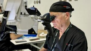 Dr. Carceller operando a través del microscopio
