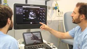 Alberto de AgustínEl cardiólogo del Hospital Clínico San Carlos, Alberto de Agustín, ante una prueba de imagen cardiaca