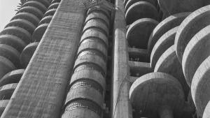 Imagen de alto edificio de hormigón con estructuras circulares