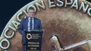 El consejero Rodrigo recogiendo la distinción otorgada por la Asociación Española de la Carretera