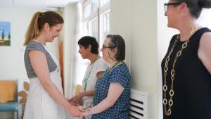 La consejera Ana Dávila durante la inauguración del proyecto residencial para mejorar la vida de mujeres con discapacidad intelectual