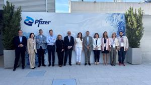 La consejera Fátima Matute durante su visita a la planta de producción de Pfizer en San Sebastián de los Reyes y la jornada Decisiones que construyen el futuro