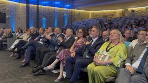 El consejero Rodrigo recogiendo la distinción otorgada por la Asociación Española de la Carretera