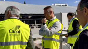 El consejero Carlos Novillo durante la visita a la Estación de Tratamiento de Agua Potable de Majadahonda