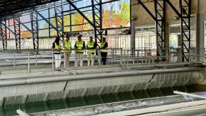 El consejero Carlos Novillo durante la visita a la Estación de Tratamiento de Agua Potable de Majadahonda