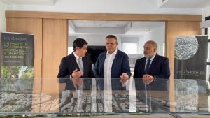 El consejero Jorge Rodrigo durante su visita al nuevo desarrollo urbanístico de los Ahijones en Vicálvaro