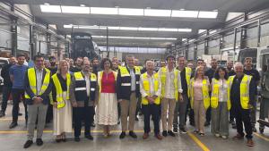El consejero Jorge Rodrigo durante la visita a la empresa especializada en la adaptación de vehículos para personas con movilidad reducida