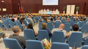 Salón de actos durante la graduación de estudiantes de Medicina
