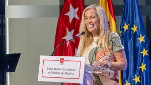 La consejera Rocío Albert durante la entrega del sello de calidad del Gobierno regional al Club Atlético de Madrid