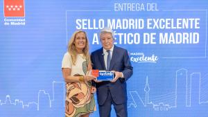 Albert entrega el reconocimiento Madrid Excelente al Club Atlético de Madrid La consejera Rocío Albert durante la entrega del sello de calidad del Gobierno regional al Club Atlético de Madrid