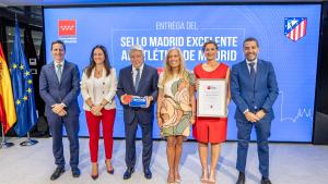 La consejera Rocío Albert durante la entrega del sello de calidad del Gobierno regional al Club Atlético de Madrid