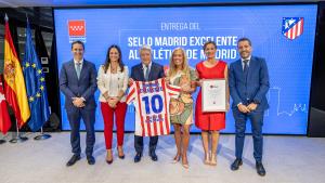 La consejera Rocío Albert durante la entrega del sello de calidad del Gobierno regional al Club Atlético de Madrid