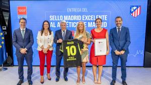 La consejera Rocío Albert durante la entrega del sello de calidad del Gobierno regional al Club Atlético de Madrid
