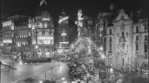 Imagen nocturna de la Gran Vía con tráfico en los años 50