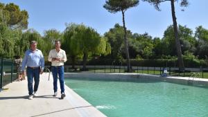 El viceconsejero Sánchez en las obras de rehabilitación de la Piscina Municipal de Campo Real