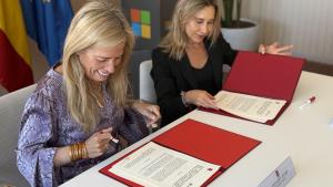 Albert firma un convenio de colaboración con la multinacional Microsoft para ofrecer cursos gratuitos en Inteligencia Artificial La consejera Rocío Albert durante la firma de un convenio de colaboración con la multinacional Microsoft