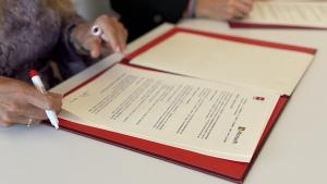 La consejera Rocío Albert durante la firma de un convenio de colaboración con la multinacional Microsoft