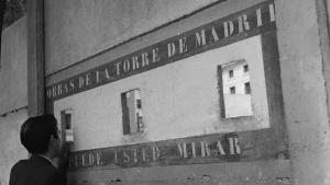 Imagen de un hombre mirando a través de un muro en construcción