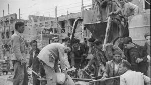 Grupo de obreros de la construcción en un descanso