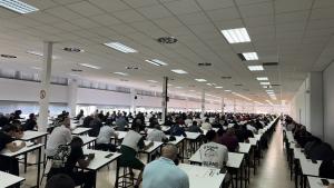 personas examinándose en un aula