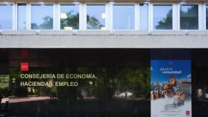 Fachadas institucionales de la Comunidad de Madrid decoradas con motiva de la visita del Papa León XIV a Madrid