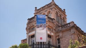 La Comunidad de Madrid engalana las fachadas de sus sedes institucionales con motivo de la visita del Papa León XIV a España Fachadas institucionales de la Comunidad de Madrid decoradas con motiva de la visita del Papa León XIV a Madrid