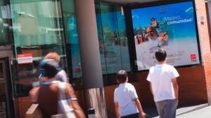 Fachadas institucionales de la Comunidad de Madrid decoradas con motiva de la visita del Papa León XIV a Madrid