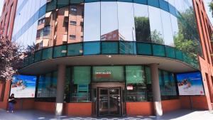 Fachadas institucionales de la Comunidad de Madrid decoradas con motiva de la visita del Papa León XIV a Madrid