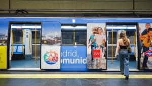 Vagón del Metro de Madrid decorado para la visita del Papa León XIV