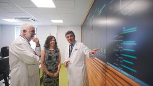 La presidenta Isabel Díaz Ayuso en el Hospital público Ramón y Caja