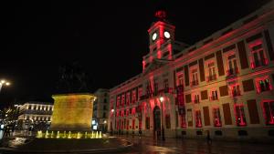 La Real Casa de Correos iluminada de rojo