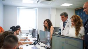 La presidenta Isabel Díaz Ayuso en el Hospital público Ramón y Caja